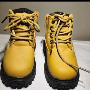NEW. KIDS WORK BOOTS, SIZE: 22 In European size, SIZE 6.5  GIRLS in USA Size.